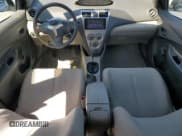 ✅ 2010 Toyota Yaris • VIN: JTDBT9K35A1368570 • Lot: 52547475. Wystawiony na Copart z przebiegiem 109 623 mil. Bezpłatny archiwum sprzedaży aukcyjnych z USA i szczegółowy raport historii pojazdu na DreamBid. Zdjęcie 8.