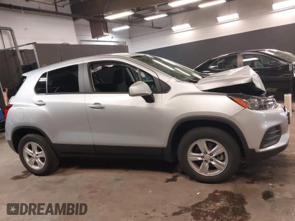 ✅ 2022 Chevrolet Trax LS • VIN: KL7CJNSMXNB555960 • Lot: 42563564. Wystawiony na IAAI z przebiegiem 28 553 mil. Bezpłatny archiwum sprzedaży aukcyjnych z USA i szczegółowy raport historii pojazdu na DreamBid. Zdjęcie 13.