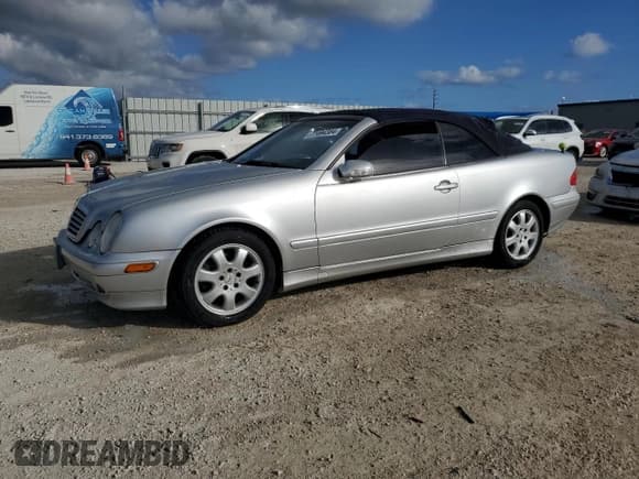✅ 2003 Mercedes-Benz CLK 320 • VIN: WDBLK65GX3T137352 • Lot: 77494384. Wystawiony na Copart z przebiegiem Nie podano. Bezpłatny archiwum sprzedaży aukcyjnych z USA i szczegółowy raport historii pojazdu na DreamBid. Zdjęcie 1.