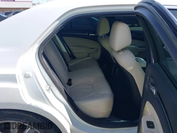 ✅ 2015 Chrysler 300 C • VIN: 2C3CCAEG8FH755728 • Lot: 42167277. Listed on IAAI with 110,814 mi. Free auction sales archive from the USA and detailed vehicle history report at DreamBid. Image 8.