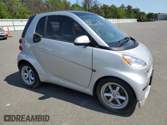 ✅ 2011 Smart fortwo Pure • VIN: WMEEJ3BA6BK449704 • Lot: 69454434. Listed on Copart with 23,581 mi. Free auction sales archive from the USA and detailed vehicle history report at DreamBid. Image 4.