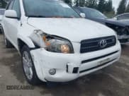 ✅ 2007 Toyota RAV4 Sport • VIN: JTMBK32V776016605 • Lot: 43694582. Wystawiony na IAAI z przebiegiem 164 794 mil. Bezpłatny archiwum sprzedaży aukcyjnych z USA i szczegółowy raport historii pojazdu na DreamBid. Zdjęcie 6.