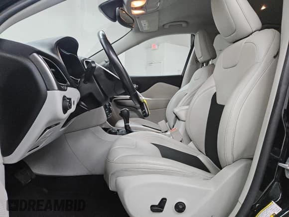 ✅ 2020 Jeep Cherokee Latitude Plus • VIN: 1C4PJMLB5LD523253 • Lot: 93178795. Wystawiony na Copart z przebiegiem 86 405 mil. Bezpłatny archiwum sprzedaży aukcyjnych z USA i szczegółowy raport historii pojazdu na DreamBid. Zdjęcie 7.