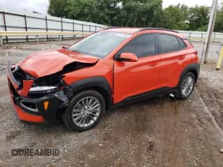 ✅ 2020 Hyundai Kona SEL • VIN: KM8K22AA8LU399884 • Лот: 67415603. Опубликован ранее на Copart с пробегом 31 763 миль. Бесплатный доступ к архиву аукционных продаж из США и подробный отчёт об истории автомобиля на DreamBid. Изображение 1.
