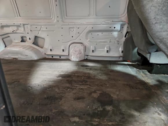 ✅ 2013 Ford Econoline Cargo Commercial • VIN: 1FTNE1EW7DDB01271 • Lot: 95005435. Wystawiony na Copart z przebiegiem 255 161 mil. Bezpłatny archiwum sprzedaży aukcyjnych z USA i szczegółowy raport historii pojazdu na DreamBid. Zdjęcie 11.