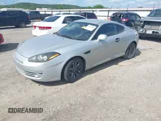 2008 Hyundai Tiburon GS с VIN KMHHM66D98U292719, выставлен на аукционе IAAI как лот 42559802 с пробегом 139 376 миль миль и . История ставок и продаж доступна на DreamBid. Изображение 2.
