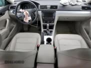 ✅ 2013 Volkswagen Passat SE • VIN: 1VWBN7A33DC116225 • Lot: 71102465. Wystawiony na Copart z przebiegiem 133 620 mil. Bezpłatny archiwum sprzedaży aukcyjnych z USA i szczegółowy raport historii pojazdu na DreamBid. Zdjęcie 8.