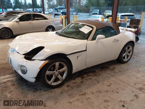 ✅ 2007 Pontiac Solstice • VIN: 1G2MB35B67Y106640 • Lot: 43635396. Wystawiony na IAAI z przebiegiem 77 979 mil. Bezpłatny archiwum sprzedaży aukcyjnych z USA i szczegółowy raport historii pojazdu na DreamBid. Zdjęcie 2.