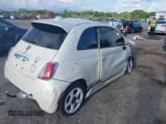 ✅ 2015 FIAT 500e • VIN: 3C3CFFGE1FT717765 • Lot: 42664846. Wystawiony na IAAI z przebiegiem 62 629 mil. Bezpłatny archiwum sprzedaży aukcyjnych z USA i szczegółowy raport historii pojazdu na DreamBid. Zdjęcie 4.