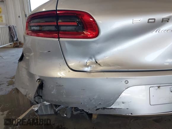 ✅ 2017 Porsche Macan Turbo • VIN: WP1AF2A53HLB60570 • Lot: 42499063. Listed on IAAI with 49,065 mi. Free auction sales archive from the USA and detailed vehicle history report at DreamBid. Image 17.