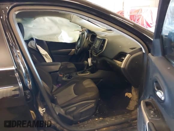 ✅ 2018 Jeep Cherokee Latitude Tech Connect • VIN: 1C4PJLCB0JD566485 • Лот: 43034751. Опубликован ранее на IAAI с пробегом 160 225 миль. Бесплатный доступ к архиву аукционных продаж из США и подробный отчёт об истории автомобиля на DreamBid. Изображение 5.