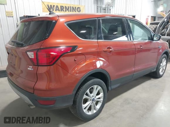 ✅ 2019 Ford Escape SE • VIN: 1FMCU9GD2KUA05982 • Lot: 43337696. Wystawiony na IAAI z przebiegiem 99 139 mil. Bezpłatny archiwum sprzedaży aukcyjnych z USA i szczegółowy raport historii pojazdu na DreamBid. Zdjęcie 4.
