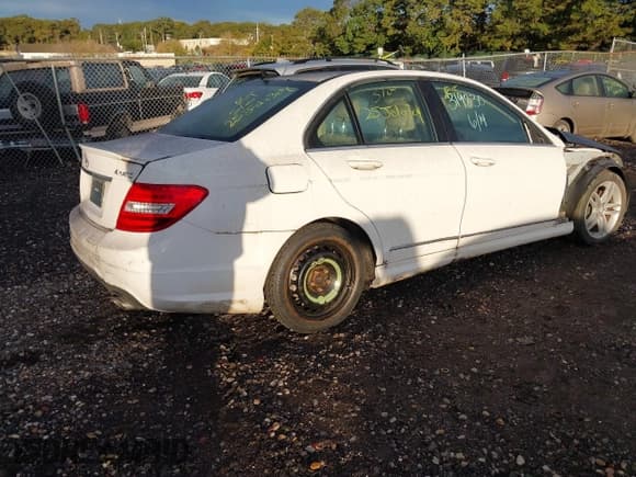 ✅ 2014 Mercedes-Benz C 300 Sport • VIN: WDDGF8AB6ER319830 • Lot: 43463831. Wystawiony na IAAI z przebiegiem Nie podano. Bezpłatny archiwum sprzedaży aukcyjnych z USA i szczegółowy raport historii pojazdu na DreamBid. Zdjęcie 4.