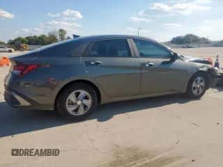 2024 Hyundai Elantra SE с VIN KMHLL4DG6RU792613, выставлен на аукционе Copart как лот 84440925 с пробегом 26 593 миль миль и Чистый • Clean title. История ставок и продаж доступна на DreamBid. Изображение 3.