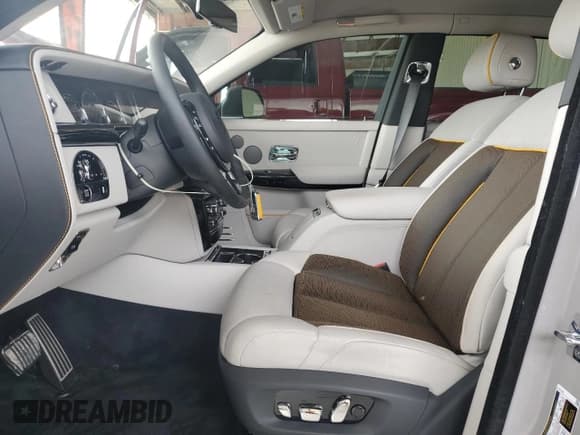 ✅ 2024 Rolls-Royce Phantom • VIN: SCATT6C05RU226082 • Lot: 51802205. Wystawiony na Copart z przebiegiem 2 562 mil. Bezpłatny archiwum sprzedaży aukcyjnych z USA i szczegółowy raport historii pojazdu na DreamBid. Zdjęcie 7.