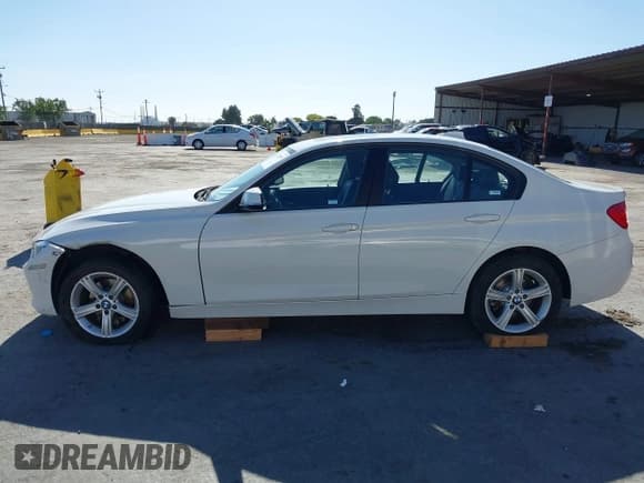 ✅ 2015 BMW 3 Series 328i • VIN: WBA3C1C55FP852858 • Lot: 42215899. Listed on IAAI with 201,451 mi. Free auction sales archive from the USA and detailed vehicle history report at DreamBid. Image 14.