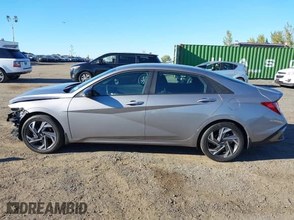 ✅ 2025 Hyundai Elantra SEL Sport • VIN: KMHLM4DG0SU882455 • Lot: 43391644. Listed on IAAI with 8,201 mi. Free auction sales archive from the USA and detailed vehicle history report at DreamBid. Image 14.