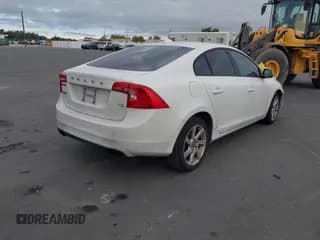 ✅ 2014 Volvo S60 T5 • VIN: YV1612FS0E2296834 • Lot: 43545813. Wystawiony na IAAI z przebiegiem 147 526 mil. Bezpłatny archiwum sprzedaży aukcyjnych z USA i szczegółowy raport historii pojazdu na DreamBid. Zdjęcie 4.