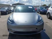 ✅ 2024 Tesla Model Y Long Range • VIN: 7SAYGDEE5RA333769 • Lot: 43258808. Wystawiony na IAAI z przebiegiem 21 647 mil. Bezpłatny archiwum sprzedaży aukcyjnych z USA i szczegółowy raport historii pojazdu na DreamBid. Zdjęcie 13.