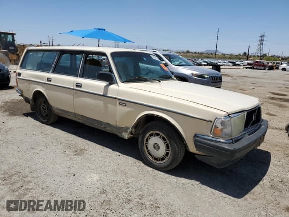 ✅ 1989 Volvo 240 DL • VIN: YV1AX8850K1815840 • Lot: 58343555. Wystawiony na Copart z przebiegiem 243 370 mil. Bezpłatny archiwum sprzedaży aukcyjnych z USA i szczegółowy raport historii pojazdu na DreamBid. Zdjęcie 4.