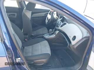 2012 Chevrolet Cruze LS z VIN 1G1PC5SH2C7123776, wystawiony jako IAAI lot #43402473 z przebiegiem 181 131 mil mil oraz . Historia ofert i sprzedaży dostępna na DreamBid. Obrazek 5.