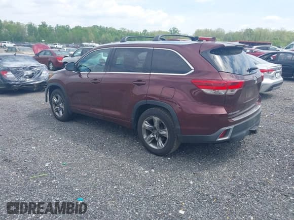 ✅ 2018 Toyota Highlander Limited • VIN: 5TDDZRFH0JS882603 • Lot: 42149163. Wystawiony na IAAI z przebiegiem 137 240 mil. Bezpłatny archiwum sprzedaży aukcyjnych z USA i szczegółowy raport historii pojazdu na DreamBid. Zdjęcie 3.