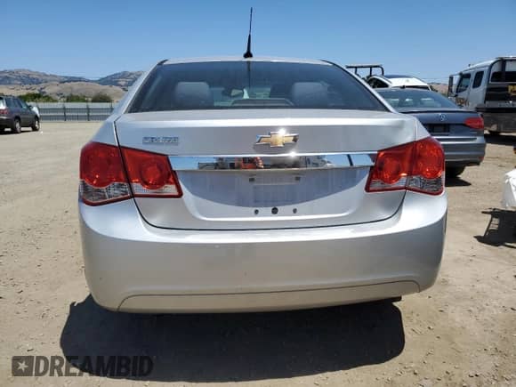 2012 Chevrolet Cruze LS z VIN 1G1PC5SH9C7385858, wystawiony jako Copart lot #56993145 z przebiegiem 131 867 mil mil oraz Szkoda całkowita • Salvage title. Historia ofert i sprzedaży dostępna na DreamBid. Obrazek 6.