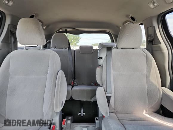 ✅ 2017 Toyota Sienna LE Auto Access Seat • VIN: 5TDKZ3DC0HS857819 • Lot: 62381135. Wystawiony na Copart z przebiegiem 101 388 mil. Bezpłatny archiwum sprzedaży aukcyjnych z USA i szczegółowy raport historii pojazdu na DreamBid. Zdjęcie 10.