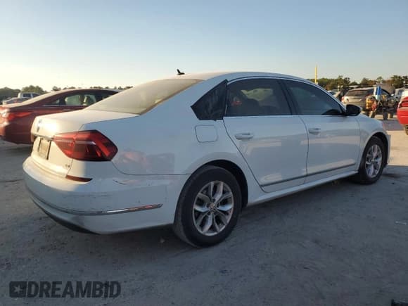 ✅ 2017 Volkswagen Passat S • VIN: 1VWAT7A39HC053235 • Лот: 92647045. Опубликован ранее на Copart с пробегом 155 027 миль. Бесплатный доступ к архиву аукционных продаж из США и подробный отчёт об истории автомобиля на DreamBid. Изображение 3.