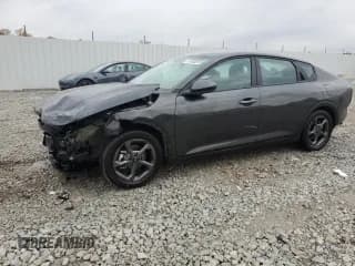 ✅ 2025 Kia K4 LXS • VIN: 3KPFT4DE3SE055082 • Lot: 92074185. Wystawiony na Copart z przebiegiem 26 996 mil. Bezpłatny archiwum sprzedaży aukcyjnych z USA i szczegółowy raport historii pojazdu na DreamBid. Zdjęcie 1.