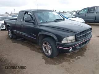 1999 Dodge Dakota Sport z VIN 1B7GL22ZXXS129018, wystawiony jako IAAI lot #42050078 z przebiegiem 133 241 mil mil oraz . Historia ofert i sprzedaży dostępna na DreamBid. Obrazek 1.