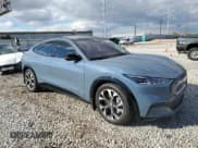 ✅ 2023 Ford Mustang Mach-E Premium • VIN: 3FMTK3SU8PMA14188 • Лот: 90731665. Опубликован ранее на Copart с пробегом 32 647 миль. Бесплатный доступ к архиву аукционных продаж из США и подробный отчёт об истории автомобиля на DreamBid. Изображение 4.