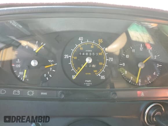 ✅ 1981 Mercedes-Benz 240 • VIN: WDB12312312210652 • Lot: 73216174. Wystawiony na Copart z przebiegiem 148 357 mil. Bezpłatny archiwum sprzedaży aukcyjnych z USA i szczegółowy raport historii pojazdu na DreamBid. Zdjęcie 9.