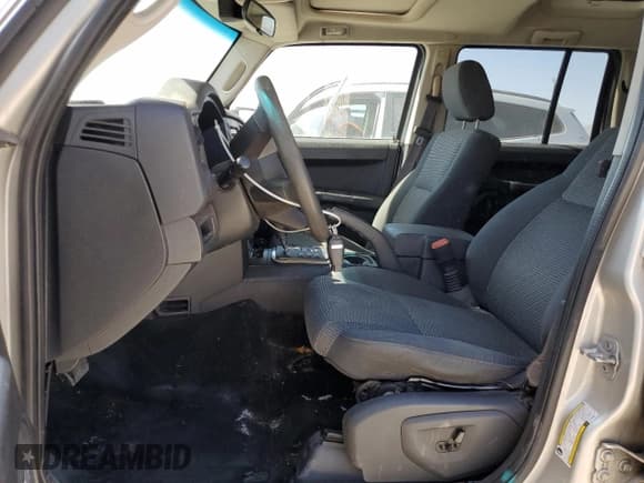 ✅ 2008 Jeep Commander Sport • VIN: 1J8HG48N58C185896 • Lot: 61500035. Wystawiony na Copart z przebiegiem 195 683 mil. Bezpłatny archiwum sprzedaży aukcyjnych z USA i szczegółowy raport historii pojazdu na DreamBid. Zdjęcie 7.