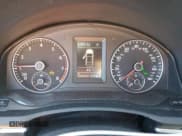 ✅ 2013 Volkswagen Eos Lux • VIN: WVWFW8AH7DV002106 • Lot: 77246174. Wystawiony na Copart z przebiegiem 164 363 mil. Bezpłatny archiwum sprzedaży aukcyjnych z USA i szczegółowy raport historii pojazdu na DreamBid. Zdjęcie 9.