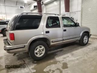 ✅ 1999 Chevrolet Blazer LT • VIN: 1GNDT13W4X2149645 • Lot: 68597425. Wystawiony na Copart z przebiegiem 184 694 mil. Bezpłatny archiwum sprzedaży aukcyjnych z USA i szczegółowy raport historii pojazdu na DreamBid. Zdjęcie 3.