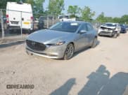 ✅ 2021 Mazda 3 Select • VIN: JM1BPBBL8M1335644 • Lot: 42400462. Wystawiony na IAAI z przebiegiem 45 175 mil. Bezpłatny archiwum sprzedaży aukcyjnych z USA i szczegółowy raport historii pojazdu na DreamBid. Zdjęcie 2.