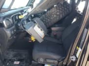 ✅ 2023 Jeep Wrangler • VIN: 1C4JJXN6XPW599309 • Lot: 47786095. Wystawiony na Copart z przebiegiem 21 030 mil. Bezpłatny archiwum sprzedaży aukcyjnych z USA i szczegółowy raport historii pojazdu na DreamBid. Zdjęcie 7.