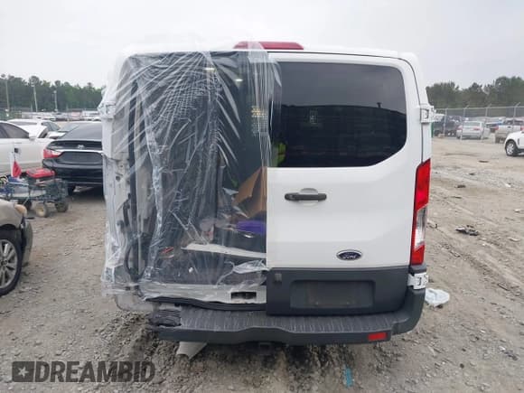 ✅ 2018 Ford Transit • VIN: 1FTYE1YM3JKA11520 • Lot: 42208894. Wystawiony na IAAI z przebiegiem 139 018 mil. Bezpłatny archiwum sprzedaży aukcyjnych z USA i szczegółowy raport historii pojazdu na DreamBid. Zdjęcie 16.