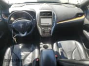 ✅ 2017 Lincoln MKC Select • VIN: 5LMCJ2D96HUL51572 • Lot: 54237885. Wystawiony na Copart z przebiegiem 100 514 mil. Bezpłatny archiwum sprzedaży aukcyjnych z USA i szczegółowy raport historii pojazdu na DreamBid. Zdjęcie 8.