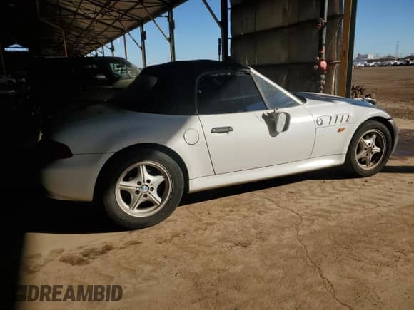 1997 BMW 3 Series Z3 1.9 with VIN 4USCH7327VLB81273, listed as a Copart auction lot 87488905 with 257,564 mi miles and Clean title. Bid and sale history available at DreamBid. Image 3.