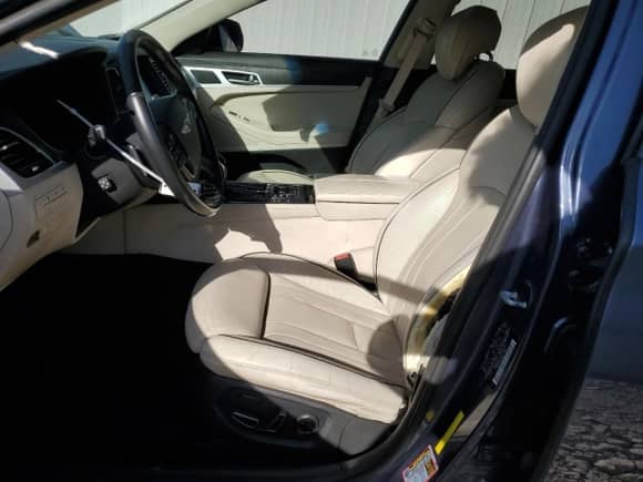 2015 Hyundai Genesis 5.0L z VIN KMHGN4JF6FU042163, wystawiony jako Copart lot #73486694 z przebiegiem 94 301 mil mil oraz Czysty tytuł • Clean title. Historia ofert i sprzedaży dostępna na DreamBid. Obrazek 7.