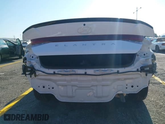 ✅ 2025 Hyundai Elantra SEL Sport • VIN: KMHLM4DG8SU868562 • Lot: 43215752. Listed on IAAI with 6,517 mi. Free auction sales archive from the USA and detailed vehicle history report at DreamBid. Image 18.