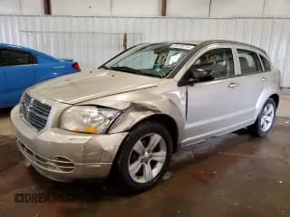 ✅ 2010 Dodge Caliber SXT • VIN: 1B3CB4HA2AD532129 • Лот: 56128244. Опубликован ранее на Copart с пробегом 130 771 миль. Бесплатный доступ к архиву аукционных продаж из США и подробный отчёт об истории автомобиля на DreamBid. Изображение 1.