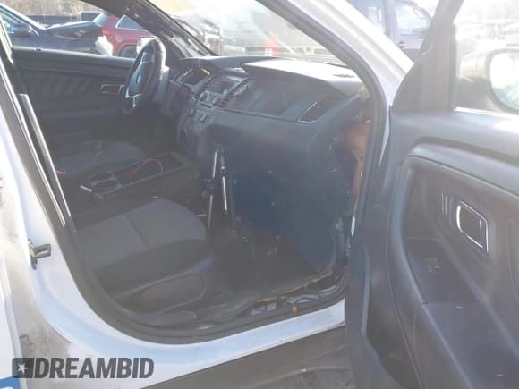 ✅ 2015 Ford Police Interceptor • VIN: 1FAHP2MK8FG121127 • Lot: 41351136. Listed on IAAI with 176,782 mi. Free auction sales archive from the USA and detailed vehicle history report at DreamBid. Image 5.