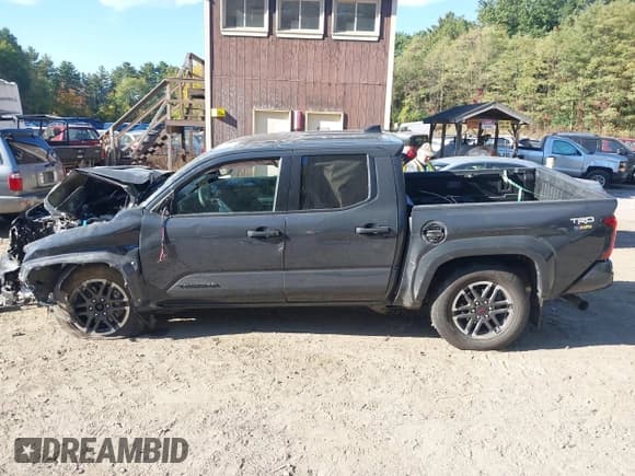 ✅ 2024 Toyota Tacoma TRD Sport • VIN: 3TYLB5JN0RT046974 • Лот: 43358735. Опубликован ранее на IAAI с пробегом 24 122 миль. Бесплатный доступ к архиву аукционных продаж из США и подробный отчёт об истории автомобиля на DreamBid. Изображение 13.