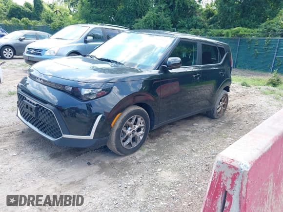 ✅ 2023 Kia Soul LX • VIN: KNDJ23AU6P7850380 • Lot: 42647275. Wystawiony na IAAI z przebiegiem 46 982 mil. Bezpłatny archiwum sprzedaży aukcyjnych z USA i szczegółowy raport historii pojazdu na DreamBid. Zdjęcie 2.