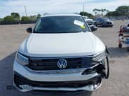 ✅ 2023 Volkswagen Tiguan SE R-Line Black • VIN: 3VVCB7AX0PM090710 • Lot: 41256904. Wystawiony na IAAI z przebiegiem 12 819 mil. Bezpłatny archiwum sprzedaży aukcyjnych z USA i szczegółowy raport historii pojazdu na DreamBid. Zdjęcie 12.