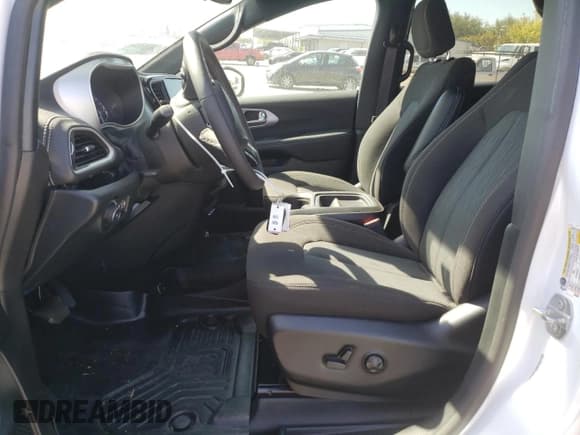 ✅ 2024 Chrysler Pacifica Touring • VIN: 2C4RC1FG5RR195802 • Lot: 83998935. Listed on Copart with 9,578 mi. Free auction sales archive from the USA and detailed vehicle history report at DreamBid. Image 7.