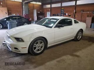 ✅ 2013 Ford Mustang V6 • VIN: 1ZVBP8AM5D5220325 • Lot: 90522355. Wystawiony na Copart z przebiegiem 115 358 mil. Bezpłatny archiwum sprzedaży aukcyjnych z USA i szczegółowy raport historii pojazdu na DreamBid. Zdjęcie 1.
